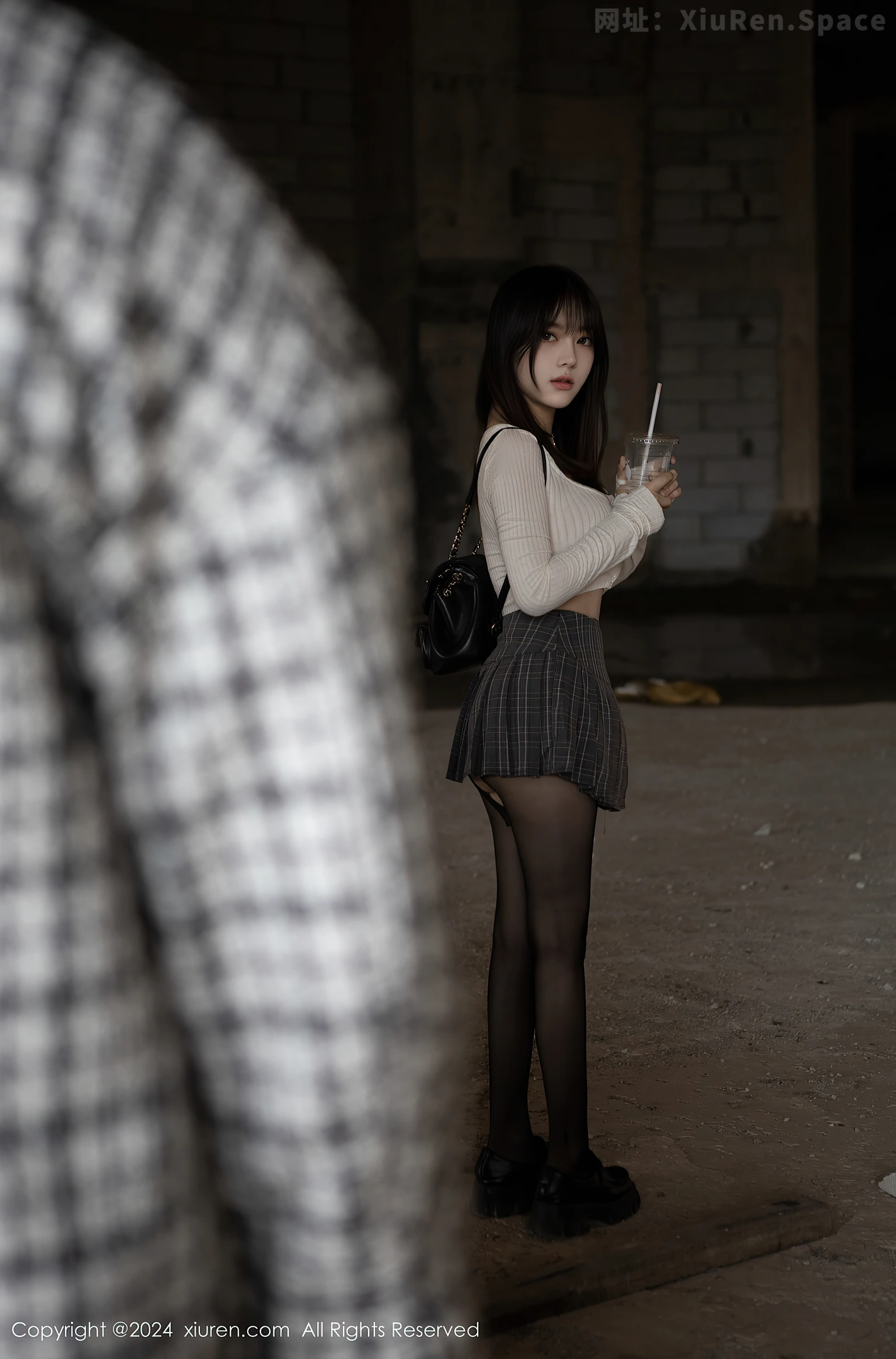 图片[5]-[XiuRen秀人网]VOL.8439 模特豆瓣酱捆绑主题性感白色上衣配开档黑丝秀丰满身材诱惑写真85P-秀人网官方网站